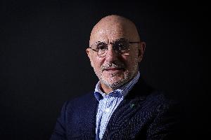 德拉富恩特获奖感言:这是一项属于团队的荣誉,而我有幸任主教练