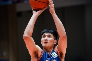 效率很高！洪辛8中5拿到15分6板三分6中4