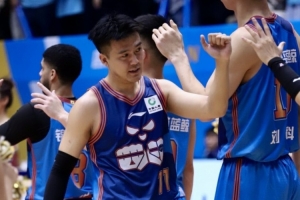 媒体人：还得是奇哥回归四川男篮的首战就赢了成都的王！