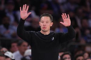 解说:马刺第一次尝试三后卫阵容资源分配上会比较奇怪